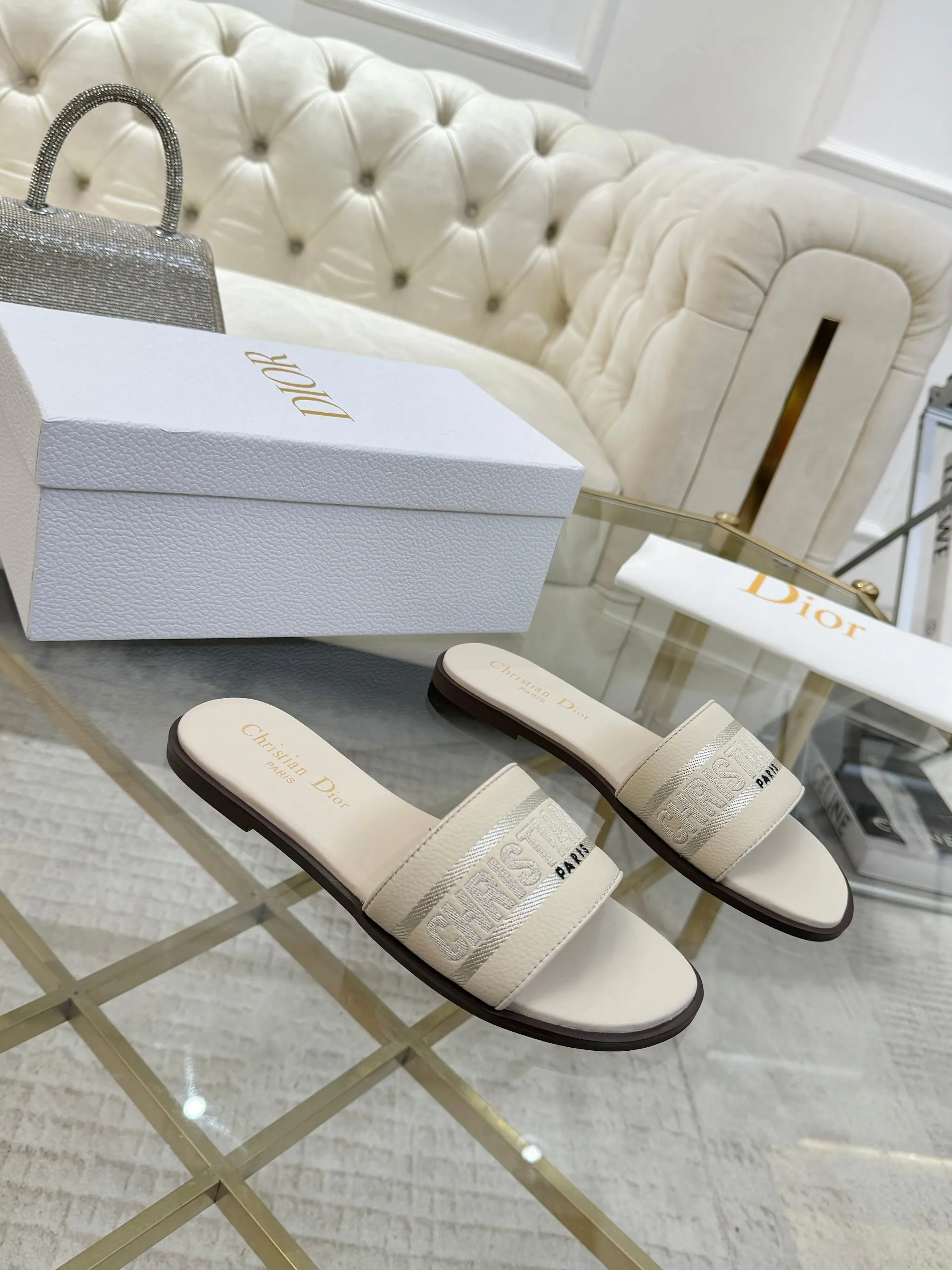 👟👟Ex-factory price 340👟👟 Genuine leather sole +40 Dior new style cowhide surface, sheepskin lining + embroidery process, 5 colors optional, code size 35-42, rubber sole, genuine leather sole +40